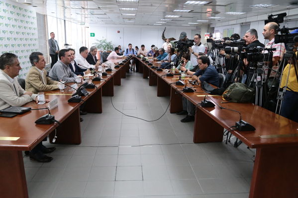 Rueda de prensa contingencia Hidroituango
Rueda de prensa contingencia Hidroituango.  
Fecha: 5 Junio 2018.
Para descargar esta fotografía en alta resolución, haga clic sobre la imagen hasta que la misma se despliegue en la pantalla completa; luego dé clic derecho y elija la opción "guardar imagen como". 
En caso de publicación por cualquier medio, solicitamos acompañarla del crédito: "Foto EPM"
Palabras clave: Rueda de prensa contingencia Hidroituango