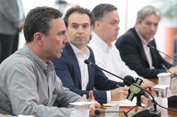 Rueda de prensa contingencia Hidroituango
Rueda de prensa contingencia Hidroituango.  
Fecha: 5 Junio 2018.
Para descargar esta fotografía en alta resolución, haga clic sobre la imagen hasta que la misma se despliegue en la pantalla completa; luego dé clic derecho y elija la opción "guardar imagen como". 
En caso de publicación por cualquier medio, solicitamos acompañarla del crédito: "Foto EPM"
Palabras clave: Rueda de prensa contingencia Hidroituango