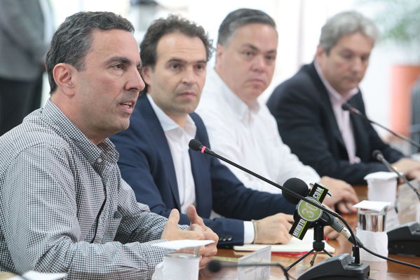 Rueda de prensa contingencia Hidroituango
Rueda de prensa contingencia Hidroituango.  
Fecha: 5 Junio 2018.
Para descargar esta fotografía en alta resolución, haga clic sobre la imagen hasta que la misma se despliegue en la pantalla completa; luego dé clic derecho y elija la opción "guardar imagen como". 
En caso de publicación por cualquier medio, solicitamos acompañarla del crédito: "Foto EPM"
Palabras clave: Rueda de prensa contingencia Hidroituango