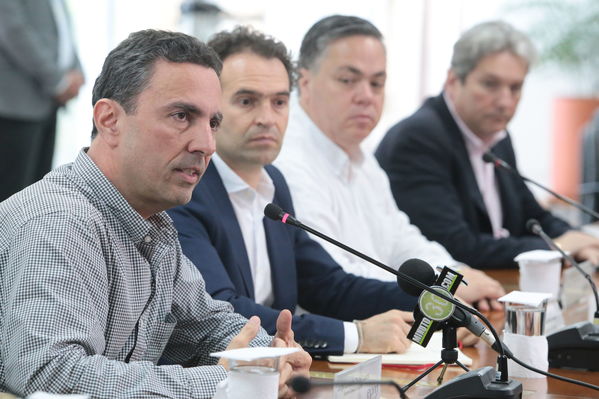 Rueda de prensa contingencia Hidroituango
Rueda de prensa contingencia Hidroituango.  
Fecha: 5 Junio 2018.
Para descargar esta fotografía en alta resolución, haga clic sobre la imagen hasta que la misma se despliegue en la pantalla completa; luego dé clic derecho y elija la opción "guardar imagen como". 
En caso de publicación por cualquier medio, solicitamos acompañarla del crédito: "Foto EPM"
Palabras clave: Rueda de prensa contingencia Hidroituango