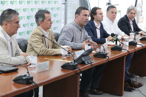 Rueda de prensa contingencia Hidroituango
Rueda de prensa contingencia Hidroituango.  
Fecha: 5 Junio 2018.
Para descargar esta fotografía en alta resolución, haga clic sobre la imagen hasta que la misma se despliegue en la pantalla completa; luego dé clic derecho y elija la opción "guardar imagen como". 
En caso de publicación por cualquier medio, solicitamos acompañarla del crédito: "Foto EPM"
Palabras clave: Rueda de prensa contingencia Hidroituango