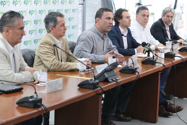 Rueda de prensa contingencia Hidroituango
Rueda de prensa contingencia Hidroituango.  
Fecha: 5 Junio 2018.
Para descargar esta fotografía en alta resolución, haga clic sobre la imagen hasta que la misma se despliegue en la pantalla completa; luego dé clic derecho y elija la opción "guardar imagen como". 
En caso de publicación por cualquier medio, solicitamos acompañarla del crédito: "Foto EPM"
Palabras clave: Rueda de prensa contingencia Hidroituango