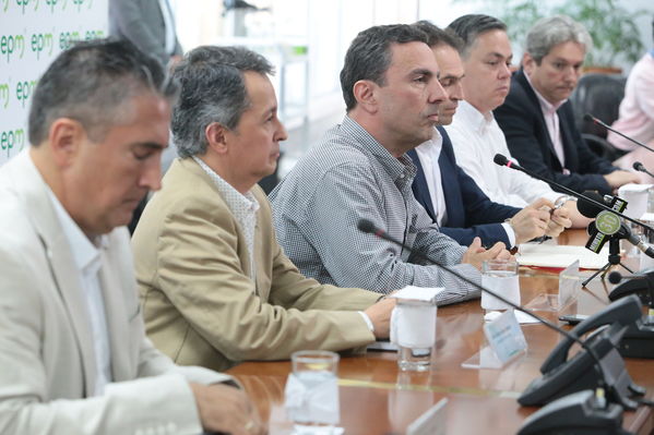 Rueda de prensa contingencia Hidroituango
Rueda de prensa contingencia Hidroituango.  
Fecha: 5 Junio 2018.
Para descargar esta fotografía en alta resolución, haga clic sobre la imagen hasta que la misma se despliegue en la pantalla completa; luego dé clic derecho y elija la opción "guardar imagen como". 
En caso de publicación por cualquier medio, solicitamos acompañarla del crédito: "Foto EPM"
Palabras clave: Rueda de prensa contingencia Hidroituango