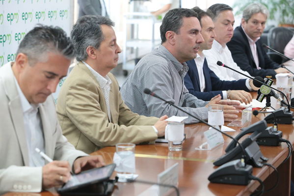 Rueda de prensa contingencia Hidroituango
Rueda de prensa contingencia Hidroituango.  
Fecha: 5 Junio 2018.
Para descargar esta fotografía en alta resolución, haga clic sobre la imagen hasta que la misma se despliegue en la pantalla completa; luego dé clic derecho y elija la opción "guardar imagen como". 
En caso de publicación por cualquier medio, solicitamos acompañarla del crédito: "Foto EPM"
Palabras clave: Rueda de prensa contingencia Hidroituango