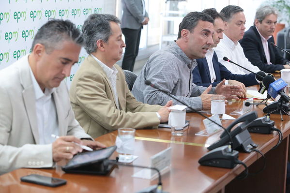 Rueda de prensa contingencia Hidroituango
Rueda de prensa contingencia Hidroituango.  
Fecha: 5 Junio 2018.
Para descargar esta fotografía en alta resolución, haga clic sobre la imagen hasta que la misma se despliegue en la pantalla completa; luego dé clic derecho y elija la opción "guardar imagen como". 
En caso de publicación por cualquier medio, solicitamos acompañarla del crédito: "Foto EPM"
Palabras clave: Rueda de prensa contingencia Hidroituango
