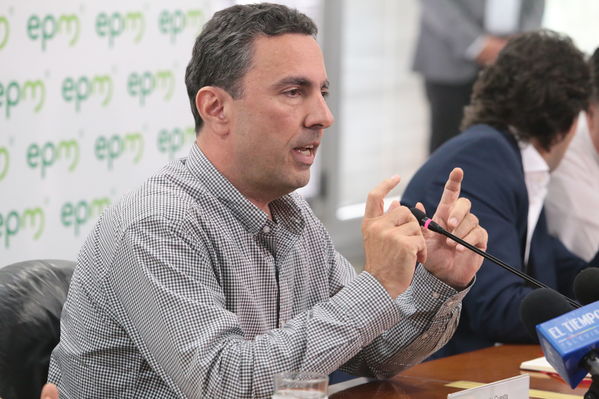 Rueda de prensa contingencia Hidroituango
Rueda de prensa contingencia Hidroituango.  
Fecha: 5 Junio 2018.
Para descargar esta fotografía en alta resolución, haga clic sobre la imagen hasta que la misma se despliegue en la pantalla completa; luego dé clic derecho y elija la opción "guardar imagen como". 
En caso de publicación por cualquier medio, solicitamos acompañarla del crédito: "Foto EPM"
Palabras clave: Rueda de prensa contingencia Hidroituango