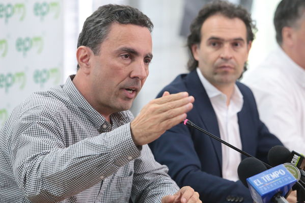 Rueda de prensa contingencia Hidroituango
Rueda de prensa contingencia Hidroituango.  
Fecha: 5 Junio 2018.
Para descargar esta fotografía en alta resolución, haga clic sobre la imagen hasta que la misma se despliegue en la pantalla completa; luego dé clic derecho y elija la opción "guardar imagen como". 
En caso de publicación por cualquier medio, solicitamos acompañarla del crédito: "Foto EPM"
Palabras clave: Rueda de prensa contingencia Hidroituango