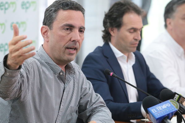 Rueda de prensa contingencia Hidroituango
Rueda de prensa contingencia Hidroituango.  
Fecha: 5 Junio 2018.
Para descargar esta fotografía en alta resolución, haga clic sobre la imagen hasta que la misma se despliegue en la pantalla completa; luego dé clic derecho y elija la opción "guardar imagen como". 
En caso de publicación por cualquier medio, solicitamos acompañarla del crédito: "Foto EPM"
Palabras clave: Rueda de prensa contingencia Hidroituango