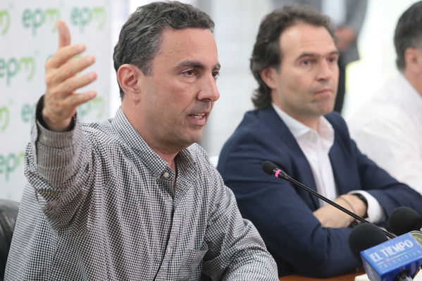 Rueda de prensa contingencia Hidroituango
Rueda de prensa contingencia Hidroituango.  
Fecha: 5 Junio 2018.
Para descargar esta fotografía en alta resolución, haga clic sobre la imagen hasta que la misma se despliegue en la pantalla completa; luego dé clic derecho y elija la opción "guardar imagen como". 
En caso de publicación por cualquier medio, solicitamos acompañarla del crédito: "Foto EPM"
Palabras clave: Rueda de prensa contingencia Hidroituango