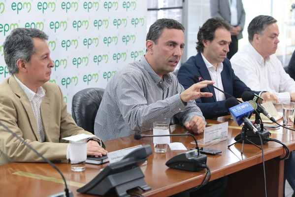 Rueda de prensa contingencia Hidroituango
Rueda de prensa contingencia Hidroituango.  
Fecha: 5 Junio 2018.
Para descargar esta fotografía en alta resolución, haga clic sobre la imagen hasta que la misma se despliegue en la pantalla completa; luego dé clic derecho y elija la opción "guardar imagen como". 
En caso de publicación por cualquier medio, solicitamos acompañarla del crédito: "Foto EPM"
Palabras clave: Rueda de prensa contingencia Hidroituango