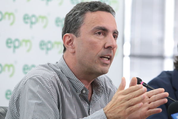 Rueda de prensa contingencia Hidroituango
Rueda de prensa contingencia Hidroituango.  
Fecha: 5 Junio 2018.
Para descargar esta fotografía en alta resolución, haga clic sobre la imagen hasta que la misma se despliegue en la pantalla completa; luego dé clic derecho y elija la opción "guardar imagen como". 
En caso de publicación por cualquier medio, solicitamos acompañarla del crédito: "Foto EPM"
Palabras clave: Rueda de prensa contingencia Hidroituango