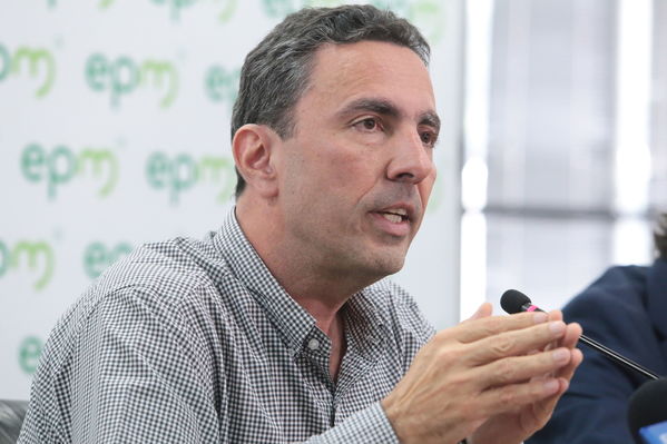 Rueda de prensa contingencia Hidroituango
Rueda de prensa contingencia Hidroituango.  
Fecha: 5 Junio 2018.
Para descargar esta fotografía en alta resolución, haga clic sobre la imagen hasta que la misma se despliegue en la pantalla completa; luego dé clic derecho y elija la opción "guardar imagen como". 
En caso de publicación por cualquier medio, solicitamos acompañarla del crédito: "Foto EPM"
Palabras clave: Rueda de prensa contingencia Hidroituango