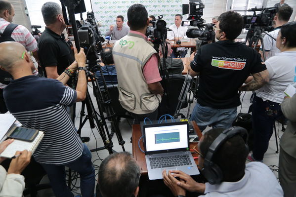 Rueda de prensa contingencia Hidroituango
Rueda de prensa contingencia Hidroituango.  
Fecha: 5 Junio 2018.
Para descargar esta fotografía en alta resolución, haga clic sobre la imagen hasta que la misma se despliegue en la pantalla completa; luego dé clic derecho y elija la opción "guardar imagen como". 
En caso de publicación por cualquier medio, solicitamos acompañarla del crédito: "Foto EPM"
Palabras clave: Rueda de prensa contingencia Hidroituango