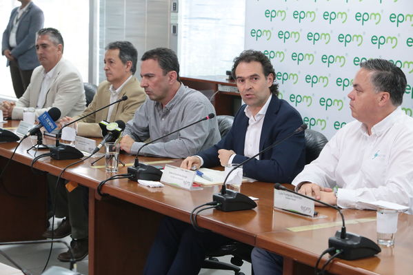Rueda de prensa contingencia Hidroituango
Rueda de prensa contingencia Hidroituango.  
Fecha: 5 Junio 2018.
Para descargar esta fotografía en alta resolución, haga clic sobre la imagen hasta que la misma se despliegue en la pantalla completa; luego dé clic derecho y elija la opción "guardar imagen como". 
En caso de publicación por cualquier medio, solicitamos acompañarla del crédito: "Foto EPM"
Palabras clave: Rueda de prensa contingencia Hidroituango