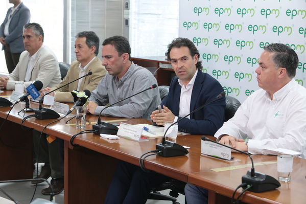 Rueda de prensa contingencia Hidroituango
Rueda de prensa contingencia Hidroituango.  
Fecha: 5 Junio 2018.
Para descargar esta fotografía en alta resolución, haga clic sobre la imagen hasta que la misma se despliegue en la pantalla completa; luego dé clic derecho y elija la opción "guardar imagen como". 
En caso de publicación por cualquier medio, solicitamos acompañarla del crédito: "Foto EPM"
Palabras clave: Rueda de prensa contingencia Hidroituango