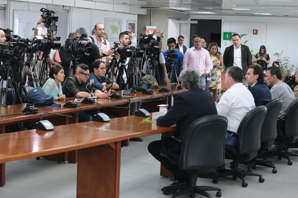 Rueda de prensa contingencia Hidroituango
Rueda de prensa contingencia Hidroituango.  
Fecha: 5 Junio 2018.
Para descargar esta fotografía en alta resolución, haga clic sobre la imagen hasta que la misma se despliegue en la pantalla completa; luego dé clic derecho y elija la opción "guardar imagen como". 
En caso de publicación por cualquier medio, solicitamos acompañarla del crédito: "Foto EPM"
Palabras clave: Rueda de prensa contingencia Hidroituango