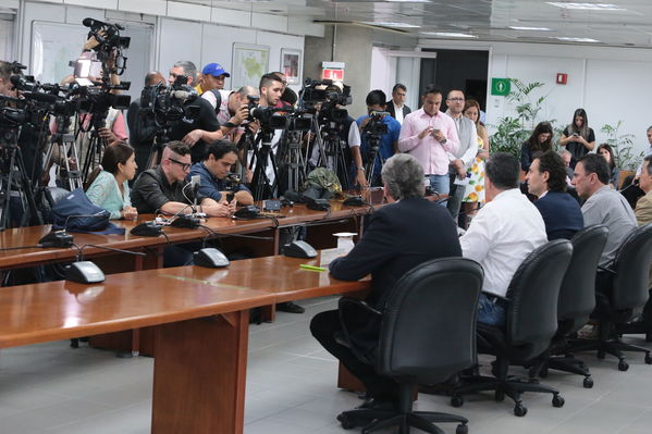 Rueda de prensa contingencia Hidroituango
Rueda de prensa contingencia Hidroituango.  
Fecha: 5 Junio 2018.
Para descargar esta fotografía en alta resolución, haga clic sobre la imagen hasta que la misma se despliegue en la pantalla completa; luego dé clic derecho y elija la opción "guardar imagen como". 
En caso de publicación por cualquier medio, solicitamos acompañarla del crédito: "Foto EPM"
Palabras clave: Rueda de prensa contingencia Hidroituango