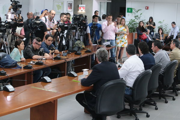 Rueda de prensa contingencia Hidroituango
Rueda de prensa contingencia Hidroituango.  
Fecha: 5 Junio 2018.
Para descargar esta fotografía en alta resolución, haga clic sobre la imagen hasta que la misma se despliegue en la pantalla completa; luego dé clic derecho y elija la opción "guardar imagen como". 
En caso de publicación por cualquier medio, solicitamos acompañarla del crédito: "Foto EPM"
Palabras clave: Rueda de prensa contingencia Hidroituango