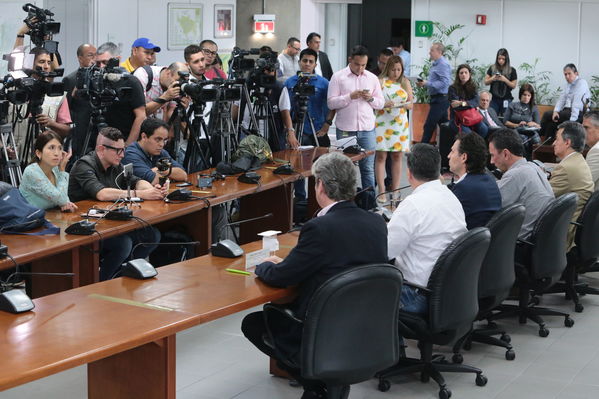 Rueda de prensa contingencia Hidroituango
Rueda de prensa contingencia Hidroituango.  
Fecha: 5 Junio 2018.
Para descargar esta fotografía en alta resolución, haga clic sobre la imagen hasta que la misma se despliegue en la pantalla completa; luego dé clic derecho y elija la opción "guardar imagen como". 
En caso de publicación por cualquier medio, solicitamos acompañarla del crédito: "Foto EPM"
Palabras clave: Rueda de prensa contingencia Hidroituango