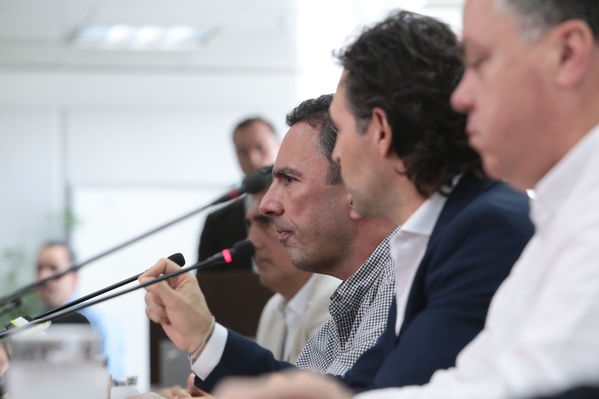 Rueda de prensa contingencia Hidroituango
Rueda de prensa contingencia Hidroituango.  
Fecha: 5 Junio 2018.
Para descargar esta fotografía en alta resolución, haga clic sobre la imagen hasta que la misma se despliegue en la pantalla completa; luego dé clic derecho y elija la opción "guardar imagen como". 
En caso de publicación por cualquier medio, solicitamos acompañarla del crédito: "Foto EPM"
Palabras clave: Rueda de prensa contingencia Hidroituango