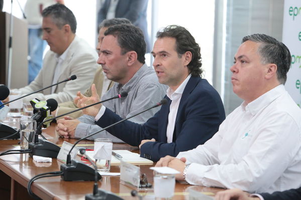 Rueda de prensa contingencia Hidroituango
Rueda de prensa contingencia Hidroituango.  
Fecha: 5 Junio 2018.
Para descargar esta fotografía en alta resolución, haga clic sobre la imagen hasta que la misma se despliegue en la pantalla completa; luego dé clic derecho y elija la opción "guardar imagen como". 
En caso de publicación por cualquier medio, solicitamos acompañarla del crédito: "Foto EPM"
Palabras clave: Rueda de prensa contingencia Hidroituango