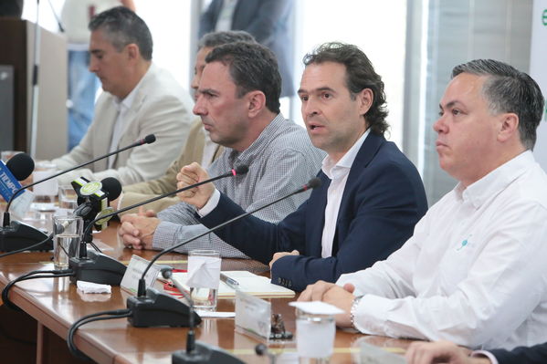Rueda de prensa contingencia Hidroituango
Rueda de prensa contingencia Hidroituango.  
Fecha: 5 Junio 2018.
Para descargar esta fotografía en alta resolución, haga clic sobre la imagen hasta que la misma se despliegue en la pantalla completa; luego dé clic derecho y elija la opción "guardar imagen como". 
En caso de publicación por cualquier medio, solicitamos acompañarla del crédito: "Foto EPM"
Palabras clave: Rueda de prensa contingencia Hidroituango