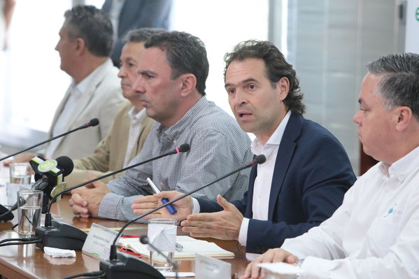Rueda de prensa contingencia Hidroituango
Rueda de prensa contingencia Hidroituango.  
Fecha: 5 Junio 2018.
Para descargar esta fotografía en alta resolución, haga clic sobre la imagen hasta que la misma se despliegue en la pantalla completa; luego dé clic derecho y elija la opción "guardar imagen como". 
En caso de publicación por cualquier medio, solicitamos acompañarla del crédito: "Foto EPM"
Palabras clave: Rueda de prensa contingencia Hidroituango