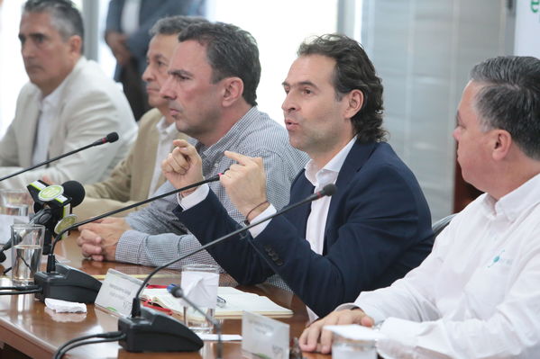 Rueda de prensa contingencia Hidroituango
Rueda de prensa contingencia Hidroituango.  
Fecha: 5 Junio 2018.
Para descargar esta fotografía en alta resolución, haga clic sobre la imagen hasta que la misma se despliegue en la pantalla completa; luego dé clic derecho y elija la opción "guardar imagen como". 
En caso de publicación por cualquier medio, solicitamos acompañarla del crédito: "Foto EPM"
Palabras clave: Rueda de prensa contingencia Hidroituango