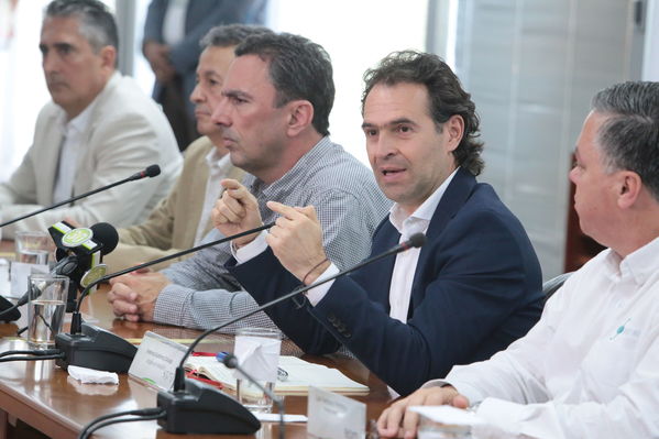 Rueda de prensa contingencia Hidroituango
Rueda de prensa contingencia Hidroituango.  
Fecha: 5 Junio 2018.
Para descargar esta fotografía en alta resolución, haga clic sobre la imagen hasta que la misma se despliegue en la pantalla completa; luego dé clic derecho y elija la opción "guardar imagen como". 
En caso de publicación por cualquier medio, solicitamos acompañarla del crédito: "Foto EPM"
Palabras clave: Rueda de prensa contingencia Hidroituango