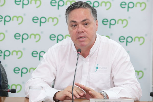 Rueda de prensa contingencia Hidroituango
Rueda de prensa contingencia Hidroituango.  
Fecha: 5 Junio 2018.
Para descargar esta fotografía en alta resolución, haga clic sobre la imagen hasta que la misma se despliegue en la pantalla completa; luego dé clic derecho y elija la opción "guardar imagen como". 
En caso de publicación por cualquier medio, solicitamos acompañarla del crédito: "Foto EPM"
Palabras clave: Rueda de prensa contingencia Hidroituango