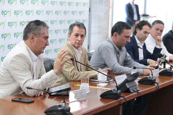 Rueda de prensa contingencia Hidroituango
Rueda de prensa contingencia Hidroituango.  
Fecha: 5 Junio 2018.
Para descargar esta fotografía en alta resolución, haga clic sobre la imagen hasta que la misma se despliegue en la pantalla completa; luego dé clic derecho y elija la opción "guardar imagen como". 
En caso de publicación por cualquier medio, solicitamos acompañarla del crédito: "Foto EPM"
Palabras clave: Rueda de prensa contingencia Hidroituango