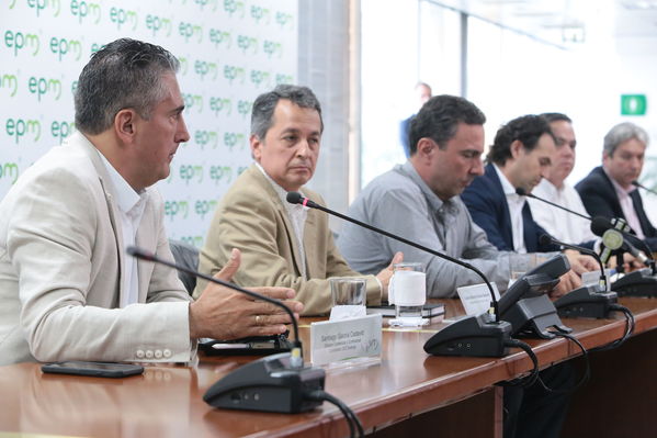 Rueda de prensa contingencia Hidroituango
Rueda de prensa contingencia Hidroituango.  
Fecha: 5 Junio 2018.
Para descargar esta fotografía en alta resolución, haga clic sobre la imagen hasta que la misma se despliegue en la pantalla completa; luego dé clic derecho y elija la opción "guardar imagen como". 
En caso de publicación por cualquier medio, solicitamos acompañarla del crédito: "Foto EPM"
Palabras clave: Rueda de prensa contingencia Hidroituango