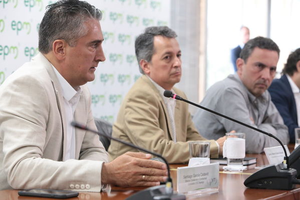 Rueda de prensa contingencia Hidroituango
Rueda de prensa contingencia Hidroituango.  
Fecha: 5 Junio 2018.
Para descargar esta fotografía en alta resolución, haga clic sobre la imagen hasta que la misma se despliegue en la pantalla completa; luego dé clic derecho y elija la opción "guardar imagen como". 
En caso de publicación por cualquier medio, solicitamos acompañarla del crédito: "Foto EPM"
Palabras clave: Rueda de prensa contingencia Hidroituango