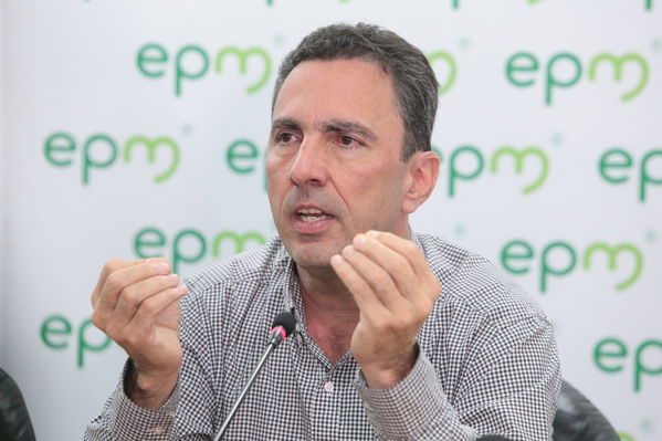 Rueda de prensa contingencia Hidroituango
Rueda de prensa contingencia Hidroituango.  
Fecha: 5 Junio 2018.
Para descargar esta fotografía en alta resolución, haga clic sobre la imagen hasta que la misma se despliegue en la pantalla completa; luego dé clic derecho y elija la opción "guardar imagen como". 
En caso de publicación por cualquier medio, solicitamos acompañarla del crédito: "Foto EPM"
Palabras clave: Rueda de prensa contingencia Hidroituango