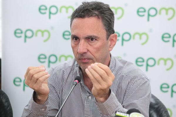 Rueda de prensa contingencia Hidroituango
Rueda de prensa contingencia Hidroituango.  
Fecha: 5 Junio 2018.
Para descargar esta fotografía en alta resolución, haga clic sobre la imagen hasta que la misma se despliegue en la pantalla completa; luego dé clic derecho y elija la opción "guardar imagen como". 
En caso de publicación por cualquier medio, solicitamos acompañarla del crédito: "Foto EPM"
Palabras clave: Rueda de prensa contingencia Hidroituango