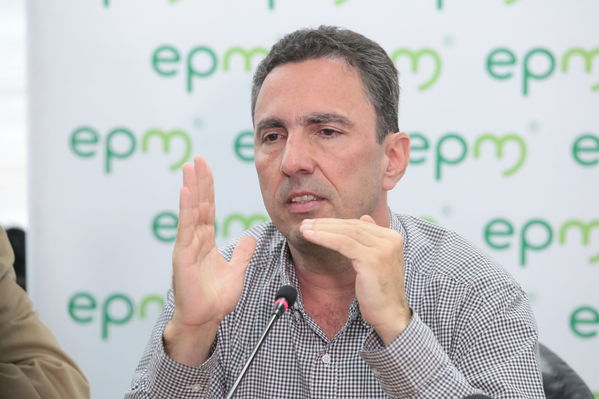 Rueda de prensa contingencia Hidroituango
Rueda de prensa contingencia Hidroituango.  
Fecha: 5 Junio 2018.
Para descargar esta fotografía en alta resolución, haga clic sobre la imagen hasta que la misma se despliegue en la pantalla completa; luego dé clic derecho y elija la opción "guardar imagen como". 
En caso de publicación por cualquier medio, solicitamos acompañarla del crédito: "Foto EPM"
Palabras clave: Rueda de prensa contingencia Hidroituango
