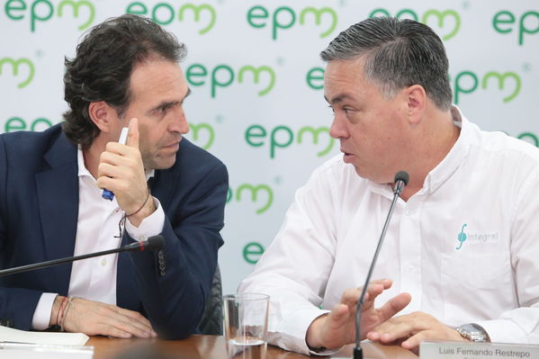 Rueda de prensa contingencia Hidroituango
Rueda de prensa contingencia Hidroituango.  
Fecha: 5 Junio 2018.
Para descargar esta fotografía en alta resolución, haga clic sobre la imagen hasta que la misma se despliegue en la pantalla completa; luego dé clic derecho y elija la opción "guardar imagen como". 
En caso de publicación por cualquier medio, solicitamos acompañarla del crédito: "Foto EPM"
Palabras clave: Rueda de prensa contingencia Hidroituango