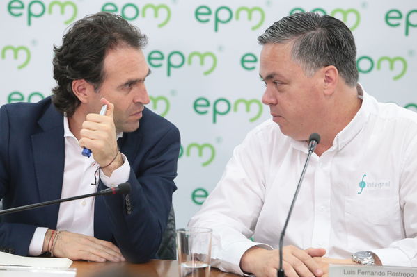 Rueda de prensa contingencia Hidroituango
Rueda de prensa contingencia Hidroituango.  
Fecha: 5 Junio 2018.
Para descargar esta fotografía en alta resolución, haga clic sobre la imagen hasta que la misma se despliegue en la pantalla completa; luego dé clic derecho y elija la opción "guardar imagen como". 
En caso de publicación por cualquier medio, solicitamos acompañarla del crédito: "Foto EPM"
Palabras clave: Rueda de prensa contingencia Hidroituango
