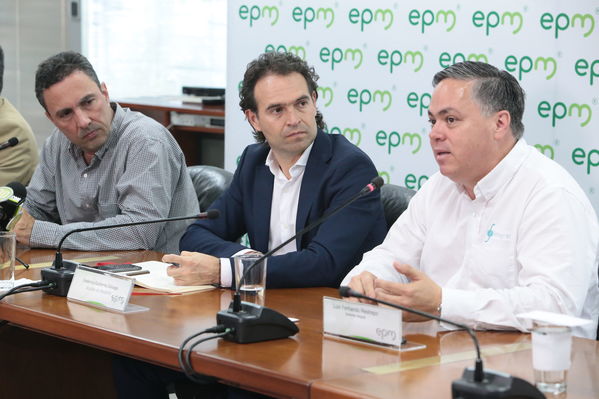 Rueda de prensa contingencia Hidroituango
Rueda de prensa contingencia Hidroituango.  
Fecha: 5 Junio 2018.
Para descargar esta fotografía en alta resolución, haga clic sobre la imagen hasta que la misma se despliegue en la pantalla completa; luego dé clic derecho y elija la opción "guardar imagen como". 
En caso de publicación por cualquier medio, solicitamos acompañarla del crédito: "Foto EPM"
Palabras clave: Rueda de prensa contingencia Hidroituango