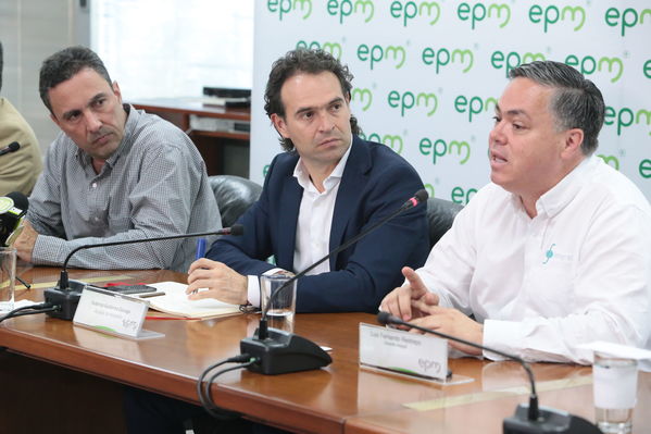 Rueda de prensa contingencia Hidroituango
Rueda de prensa contingencia Hidroituango.  
Fecha: 5 Junio 2018.
Para descargar esta fotografía en alta resolución, haga clic sobre la imagen hasta que la misma se despliegue en la pantalla completa; luego dé clic derecho y elija la opción "guardar imagen como". 
En caso de publicación por cualquier medio, solicitamos acompañarla del crédito: "Foto EPM"
Palabras clave: Rueda de prensa contingencia Hidroituango