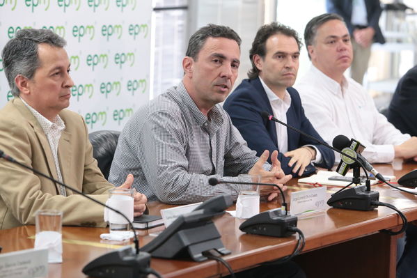 Rueda de prensa contingencia Hidroituango
Rueda de prensa contingencia Hidroituango.  
Fecha: 5 Junio 2018.
Para descargar esta fotografía en alta resolución, haga clic sobre la imagen hasta que la misma se despliegue en la pantalla completa; luego dé clic derecho y elija la opción "guardar imagen como". 
En caso de publicación por cualquier medio, solicitamos acompañarla del crédito: "Foto EPM"
Palabras clave: Rueda de prensa contingencia Hidroituango