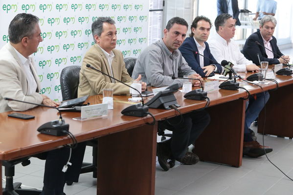 Rueda de prensa contingencia Hidroituango
Rueda de prensa contingencia Hidroituango.  
Fecha: 5 Junio 2018.
Para descargar esta fotografía en alta resolución, haga clic sobre la imagen hasta que la misma se despliegue en la pantalla completa; luego dé clic derecho y elija la opción "guardar imagen como". 
En caso de publicación por cualquier medio, solicitamos acompañarla del crédito: "Foto EPM"
Palabras clave: Rueda de prensa contingencia Hidroituango
