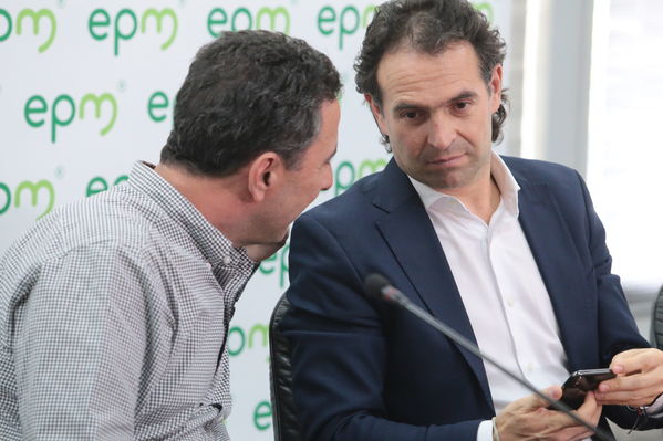 Rueda de prensa contingencia Hidroituango
Rueda de prensa contingencia Hidroituango.  
Fecha: 5 Junio 2018.
Para descargar esta fotografía en alta resolución, haga clic sobre la imagen hasta que la misma se despliegue en la pantalla completa; luego dé clic derecho y elija la opción "guardar imagen como". 
En caso de publicación por cualquier medio, solicitamos acompañarla del crédito: "Foto EPM"
Palabras clave: Rueda de prensa contingencia Hidroituango