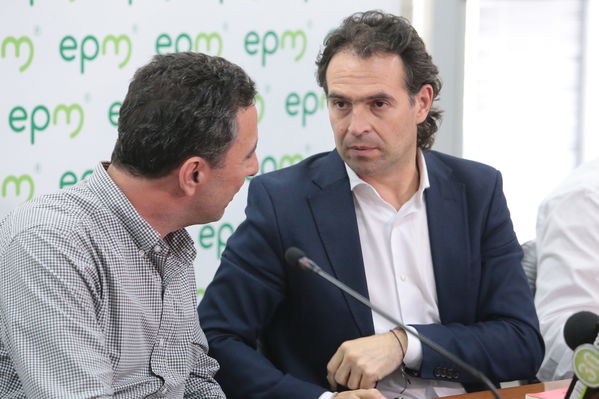 Rueda de prensa contingencia Hidroituango
Rueda de prensa contingencia Hidroituango.  
Fecha: 5 Junio 2018.
Para descargar esta fotografía en alta resolución, haga clic sobre la imagen hasta que la misma se despliegue en la pantalla completa; luego dé clic derecho y elija la opción "guardar imagen como". 
En caso de publicación por cualquier medio, solicitamos acompañarla del crédito: "Foto EPM"
Palabras clave: Rueda de prensa contingencia Hidroituango