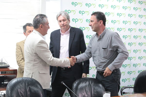 Rueda de prensa contingencia Hidroituango
Rueda de prensa contingencia Hidroituango.  
Fecha: 5 Junio 2018.
Para descargar esta fotografía en alta resolución, haga clic sobre la imagen hasta que la misma se despliegue en la pantalla completa; luego dé clic derecho y elija la opción "guardar imagen como". 
En caso de publicación por cualquier medio, solicitamos acompañarla del crédito: "Foto EPM"
Palabras clave: Rueda de prensa contingencia Hidroituango