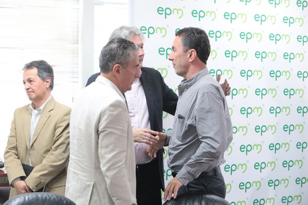 Rueda de prensa contingencia Hidroituango
Rueda de prensa contingencia Hidroituango.  
Fecha: 5 Junio 2018.
Para descargar esta fotografía en alta resolución, haga clic sobre la imagen hasta que la misma se despliegue en la pantalla completa; luego dé clic derecho y elija la opción "guardar imagen como". 
En caso de publicación por cualquier medio, solicitamos acompañarla del crédito: "Foto EPM"
Palabras clave: Rueda de prensa contingencia Hidroituango