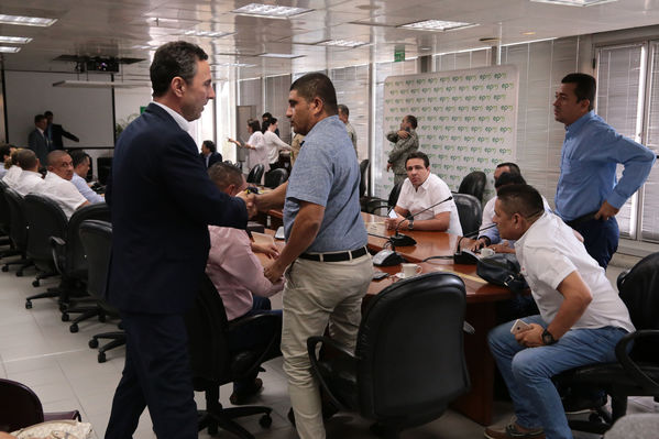 Reunión gobernantes alcaldes contingencia hidroituango
Reunión gobernantes alcaldes contingencia hidroituango
Fecha: 6 Junio 2018.
Para descargar esta fotografía en alta resolución, haga clic sobre la imagen hasta que la misma se despliegue en la pantalla completa; luego dé clic derecho y elija la opción "guardar imagen como". 
En caso de publicación por cualquier medio, solicitamos acompañarla del crédito: "Foto EPM"
Palabras clave: Reunión gobernantes alcaldes contingencia hidroituango