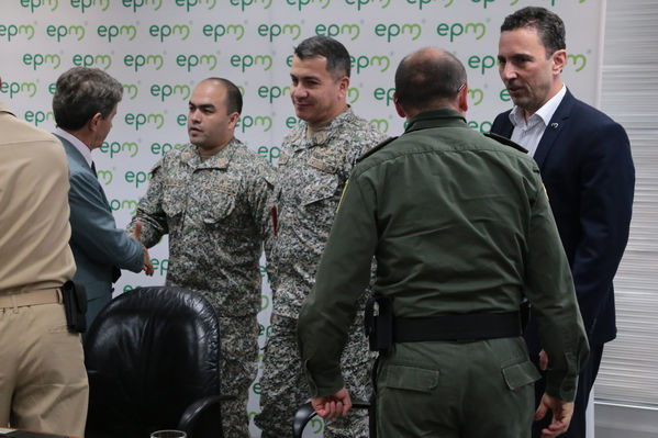 Reunión gobernantes alcaldes contingencia hidroituango
Reunión gobernantes alcaldes contingencia hidroituango
Fecha: 6 Junio 2018.
Para descargar esta fotografía en alta resolución, haga clic sobre la imagen hasta que la misma se despliegue en la pantalla completa; luego dé clic derecho y elija la opción "guardar imagen como". 
En caso de publicación por cualquier medio, solicitamos acompañarla del crédito: "Foto EPM"
Palabras clave: Reunión gobernantes alcaldes contingencia hidroituango