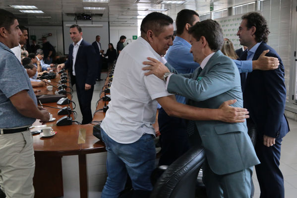 Reunión gobernantes alcaldes contingencia hidroituango
Reunión gobernantes alcaldes contingencia hidroituango
Fecha: 6 Junio 2018.
Para descargar esta fotografía en alta resolución, haga clic sobre la imagen hasta que la misma se despliegue en la pantalla completa; luego dé clic derecho y elija la opción "guardar imagen como". 
En caso de publicación por cualquier medio, solicitamos acompañarla del crédito: "Foto EPM"
Palabras clave: Reunión gobernantes alcaldes contingencia hidroituango