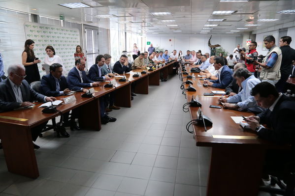Reunión gobernantes alcaldes contingencia hidroituango
Reunión gobernantes alcaldes contingencia hidroituango
Fecha: 6 Junio 2018.
Para descargar esta fotografía en alta resolución, haga clic sobre la imagen hasta que la misma se despliegue en la pantalla completa; luego dé clic derecho y elija la opción "guardar imagen como". 
En caso de publicación por cualquier medio, solicitamos acompañarla del crédito: "Foto EPM"
Palabras clave: Reunión gobernantes alcaldes contingencia hidroituango